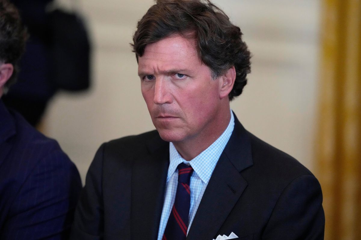 Tucker Carlson Says Trump Should Be Removed From Office 'Immediately'