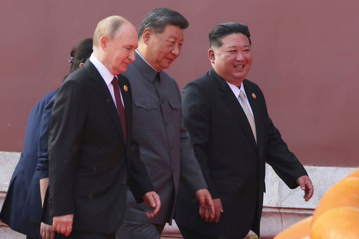 Xi, Putin və Kim Tramp Son Təyyarə Daşıyıcısını çəkərkən Sakit Okeanda əzələləri bükür