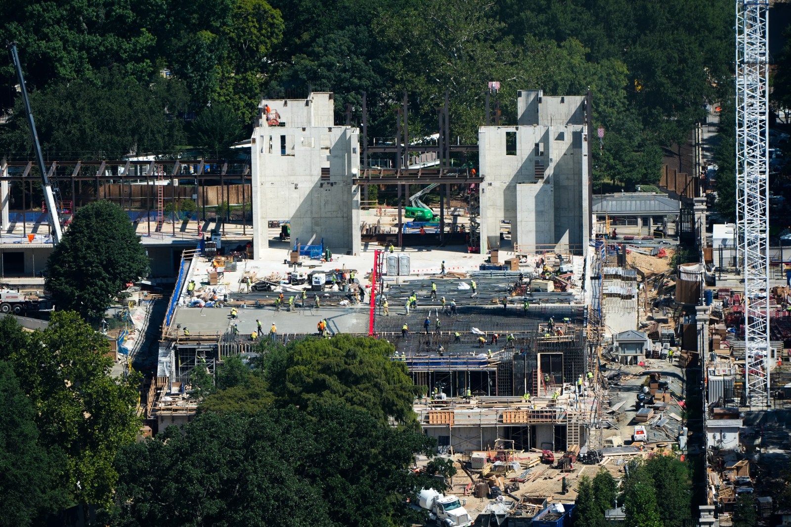 newsweek.com - Gabe Whisnant - John Roberts says Trump's White House ballroom construction can continue