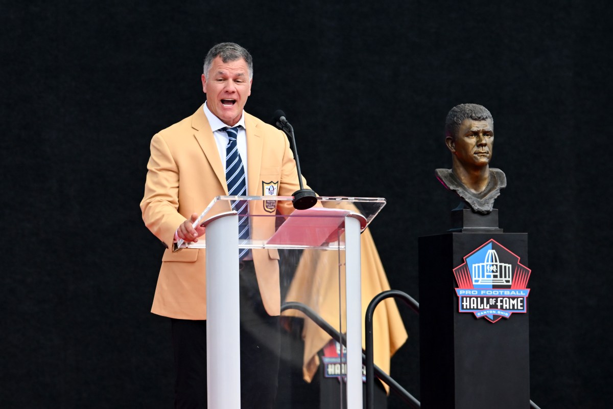 Gronk Sounds Off on Adam Vinatieri's Belichick Crack