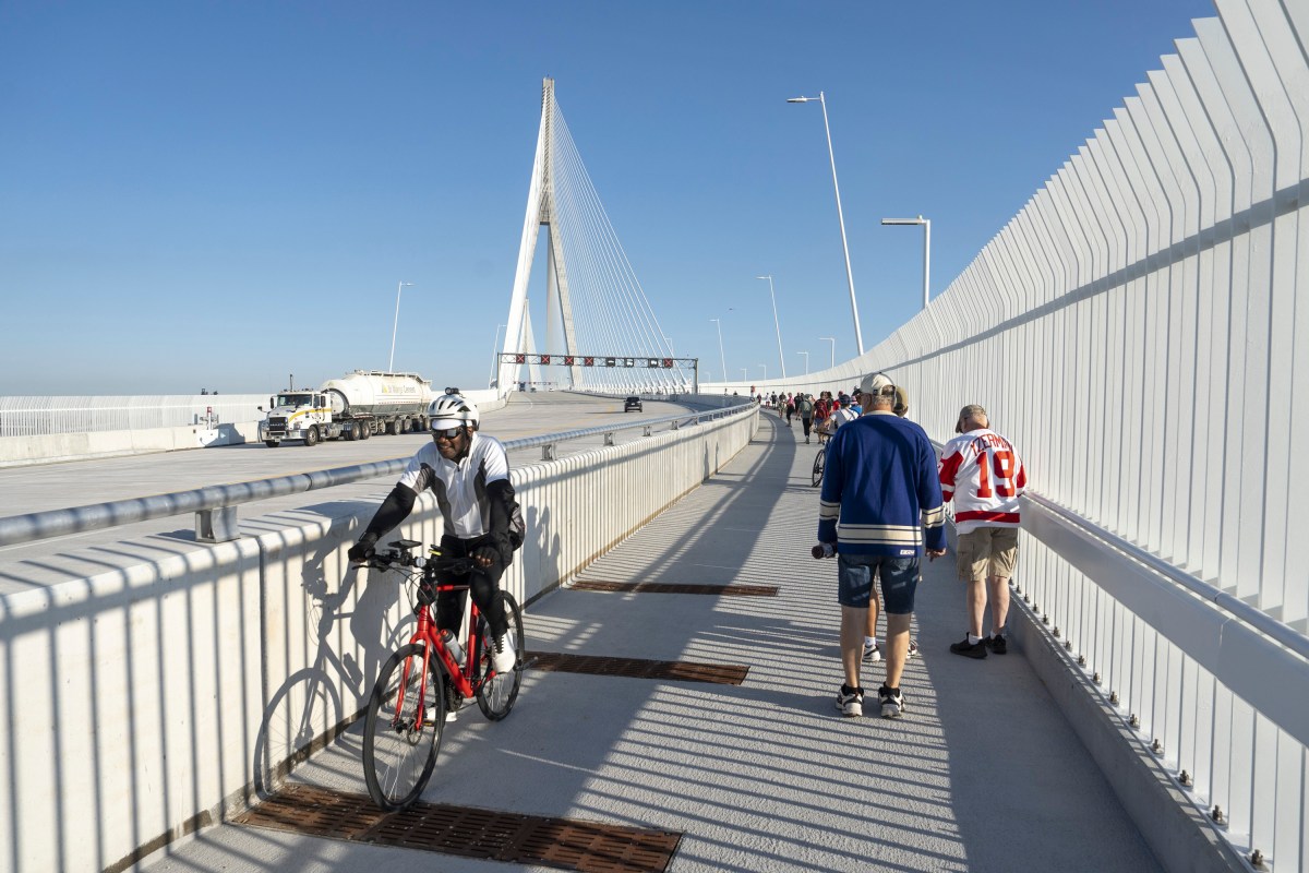 Record-Breaking Bridge Lets You Walk to Canada—If You Don’t Mind Heights
