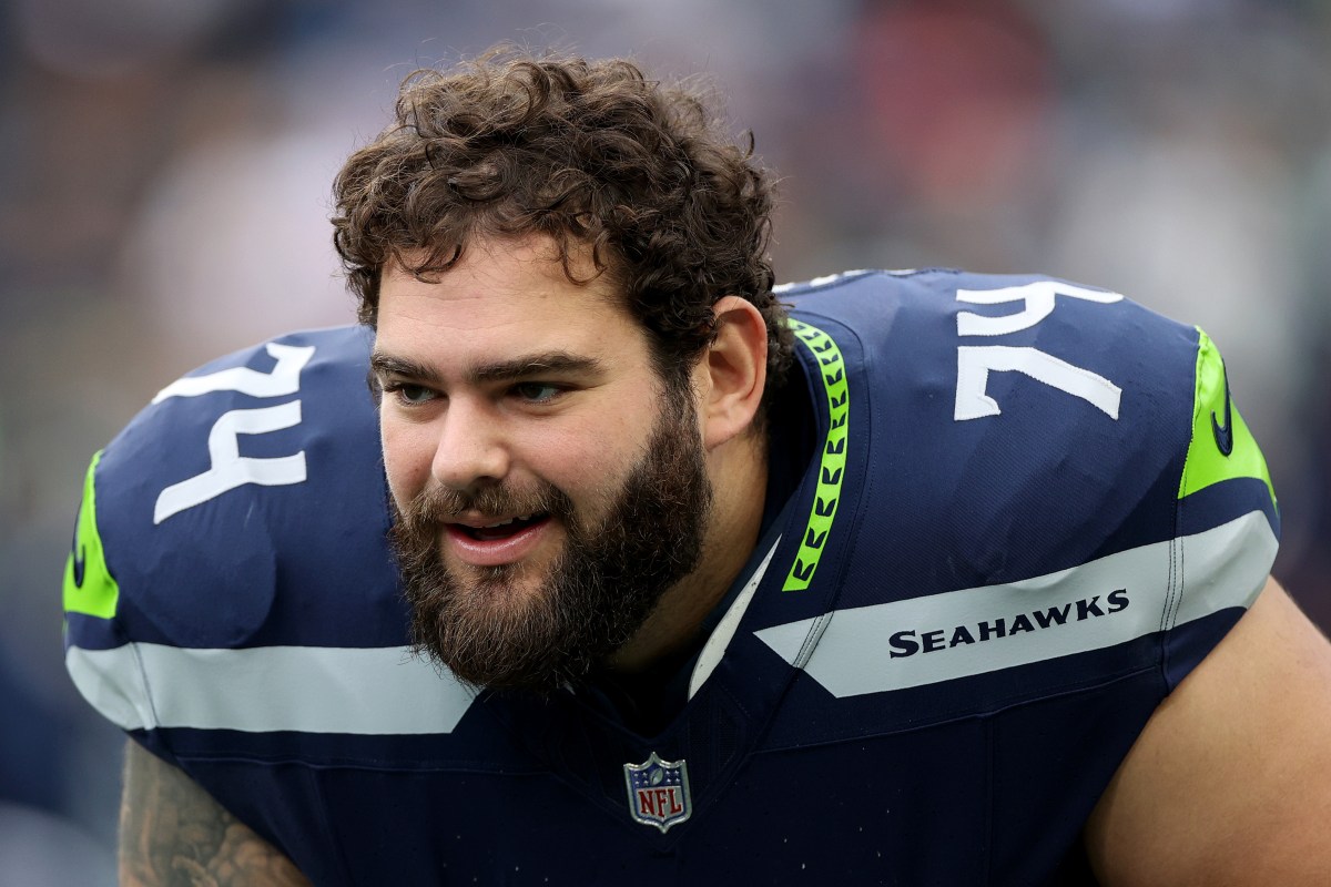 Panthers Re-Sign Former Seahawks Offensive Lineman After DT's Retirement