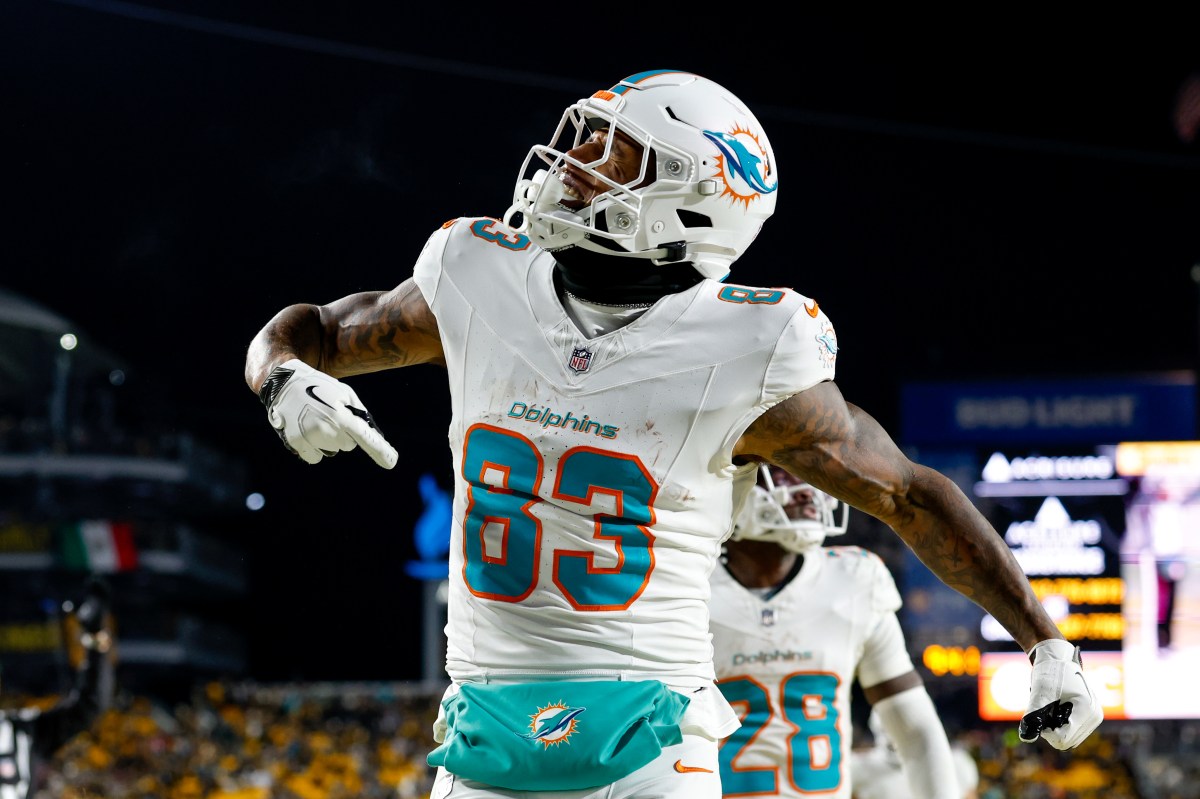 Panthers Sign Former Pro Bowl Tight End Darren Waller
