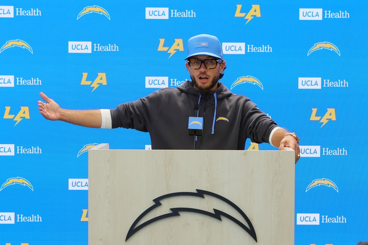 Chargers OC Mike McDaniel Heaps Praise on Justin Herbert