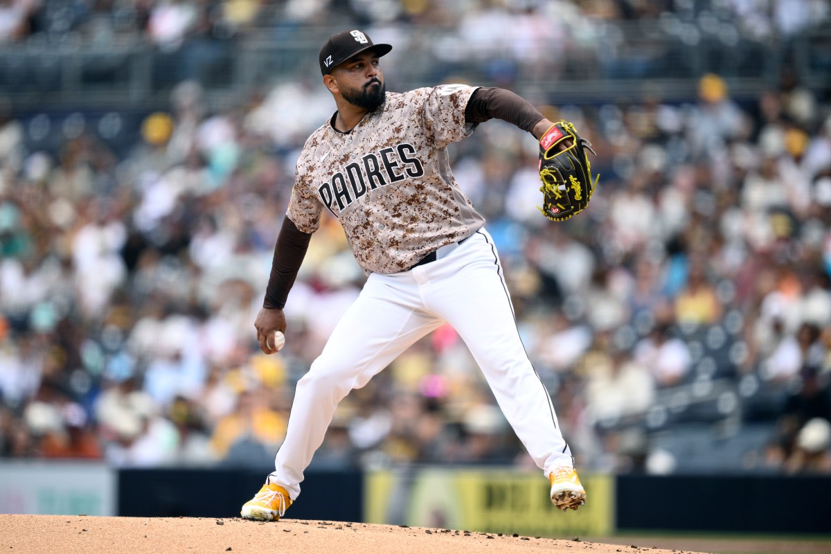 Twins Sign Former All-Star Pitcher Amid Playoff Push
