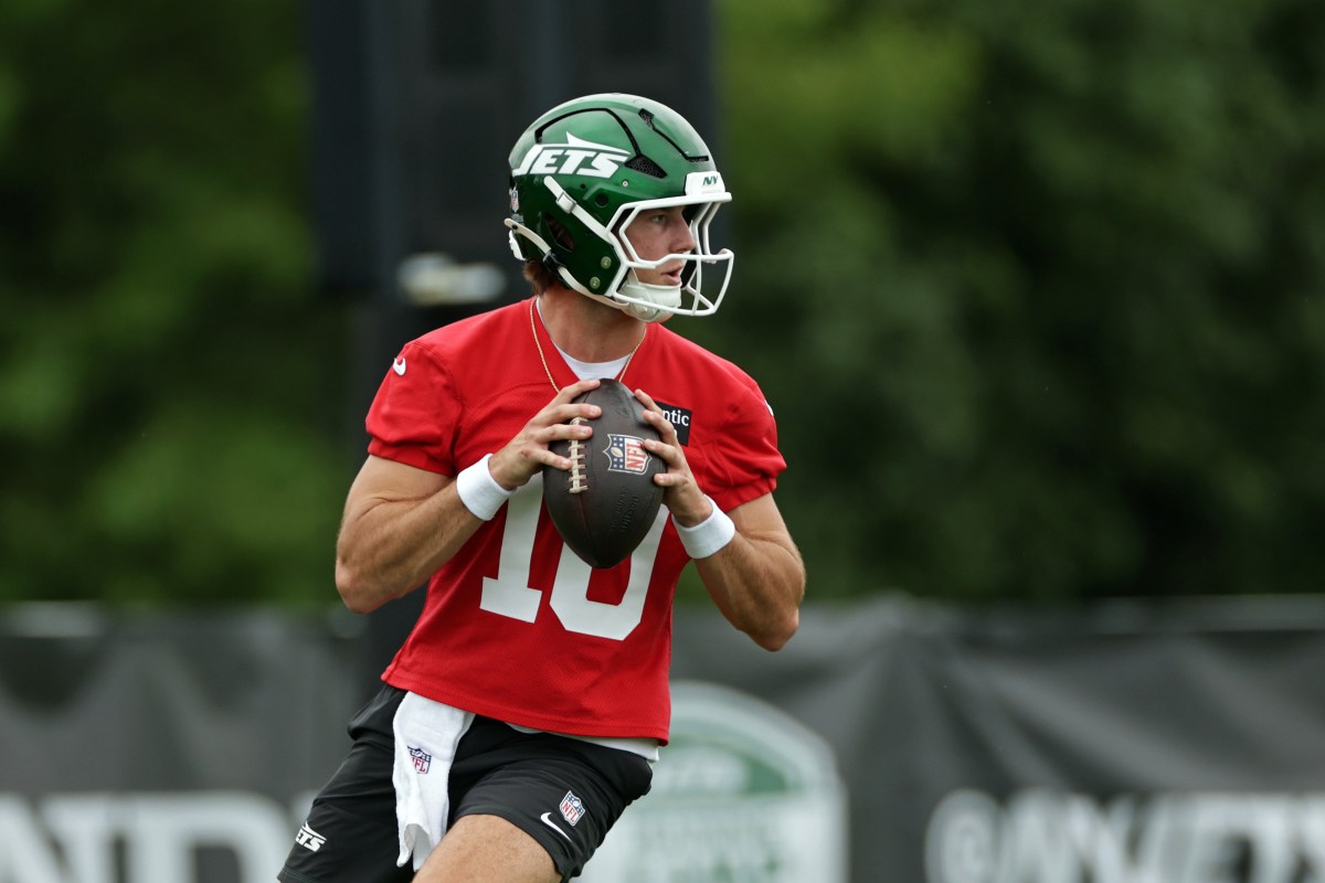 Jets' Geno Smith Ruled Out vs Buccaneers, Paving Way for Rookie QB
