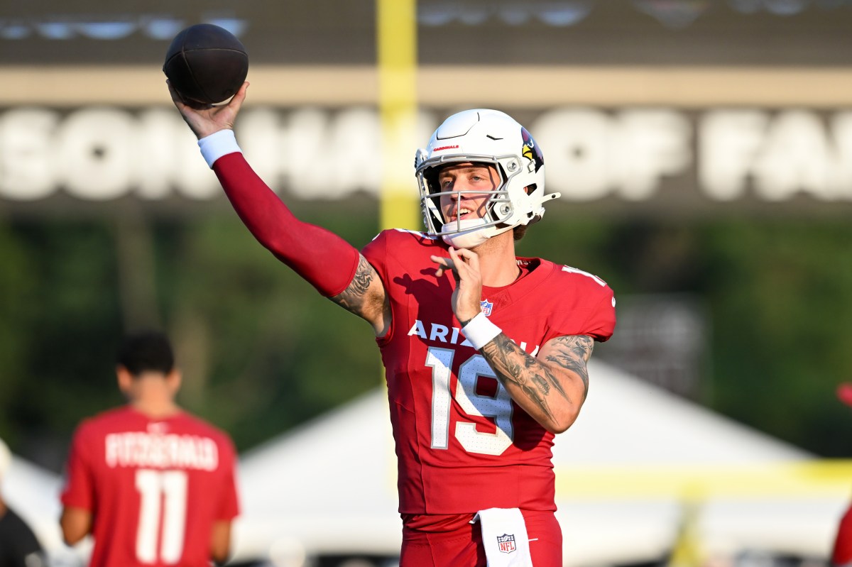Hall of Fame QB Heaps Praise on Cardinals Rookie Carson Beck After Debut