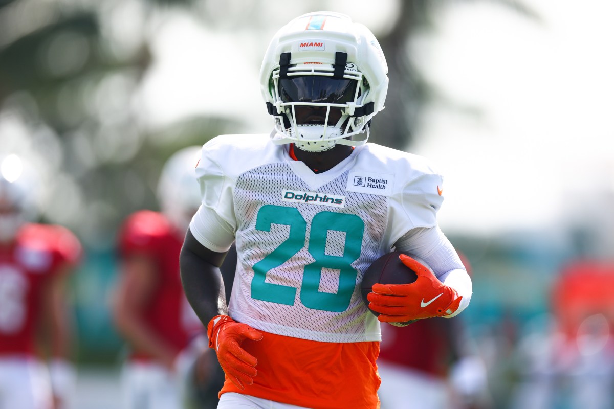 Dolphins RB De'Von Achane Talks New Leadership Role in Miami
