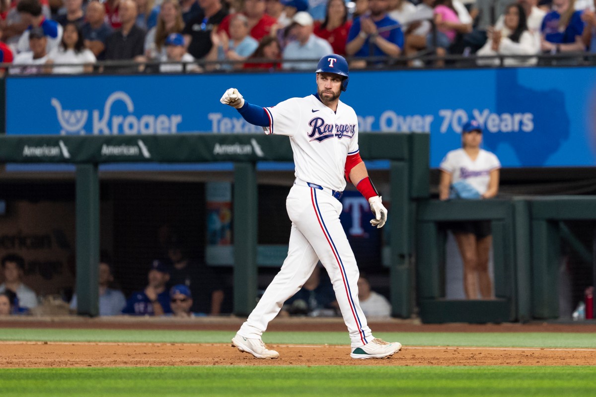 Rangers DFA 8-Year MLB Veteran Catcher