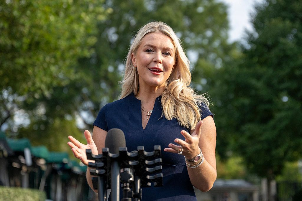 Karoline Leavitt Trumpun mətbuat katibi kimi son gün uşaqlarla poza verir