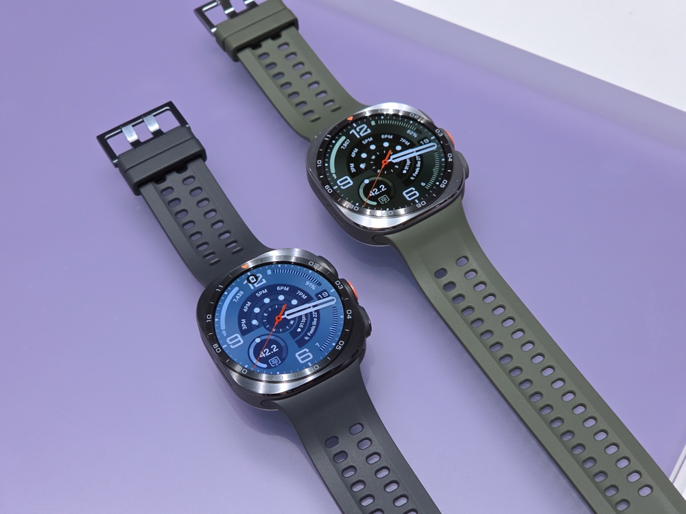 Samsung Took the Galaxy Watch Ultra2 Unboxing Underwater — Literally Samsung Took the Galaxy Watch Ultra2 Unboxing Underwater — Literally