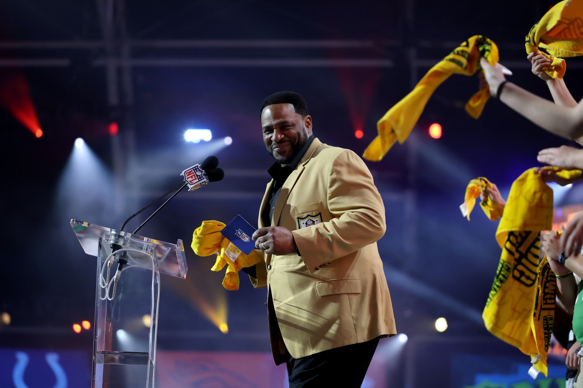 Former Rams Hall of Famer Says Aaron Donald Will Return Later This Season