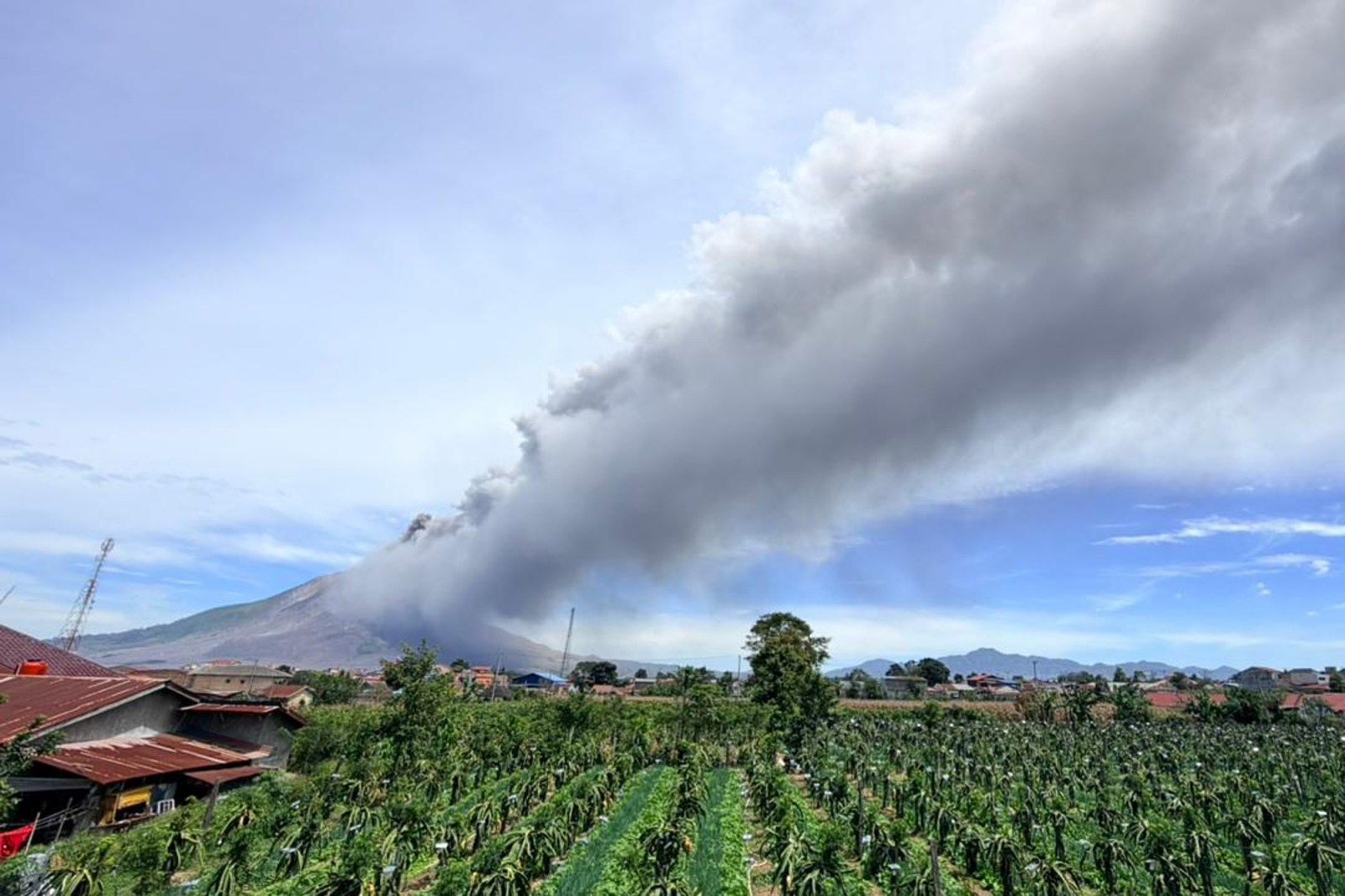 newsweek.com - Aliss Higham - US Embassy Issues Indonesia Natural Disaster Alert Over Volcanic Eruption