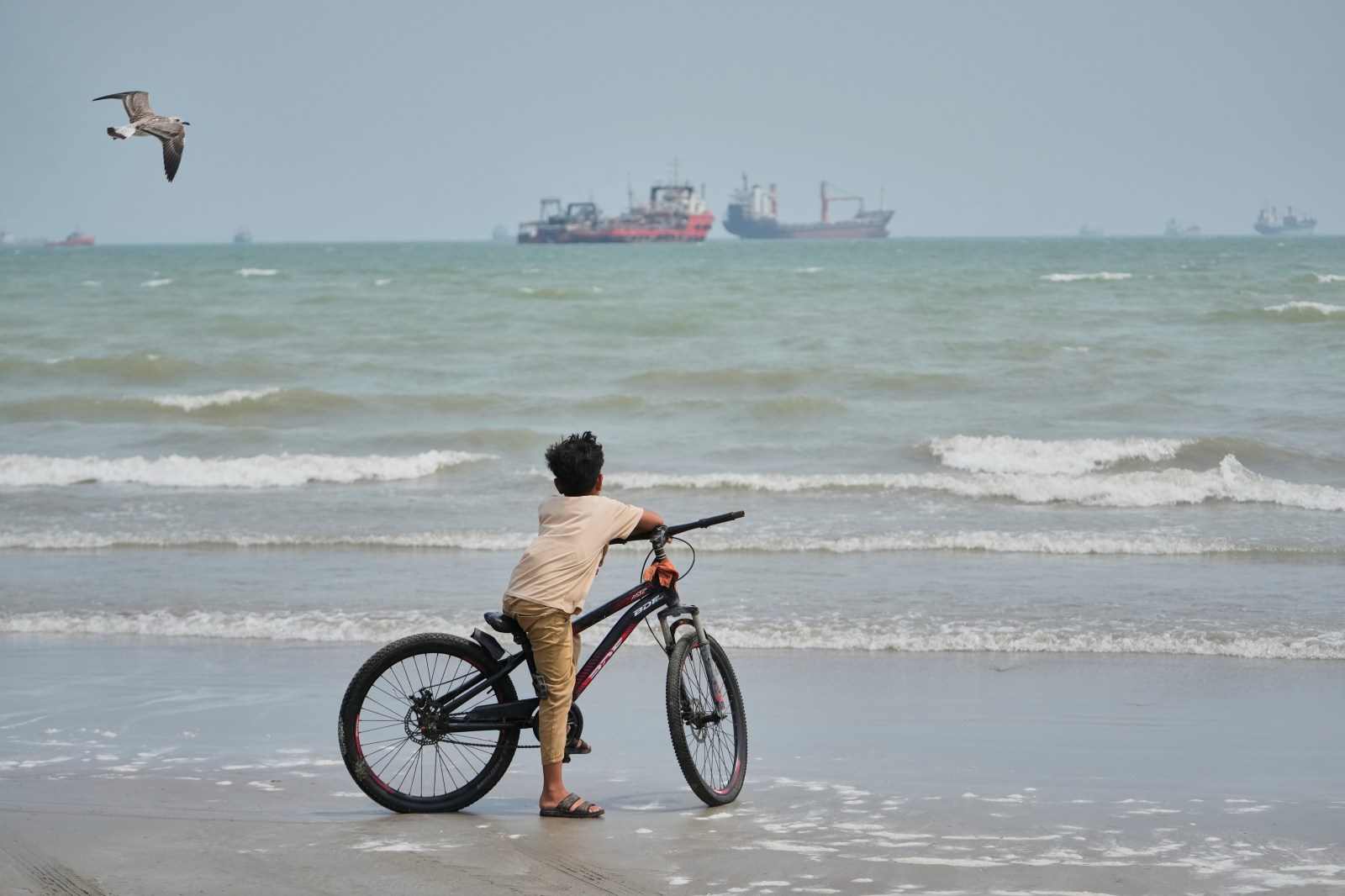 newsweek.com - Hollie Silverman - U.S. redirects 100 ships as Iran tensions grip key oil route