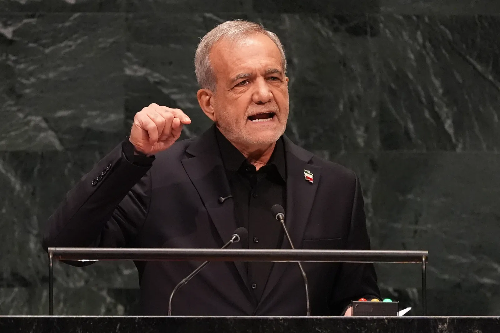 مسعود پزشکیان، رئیس‌جمهور ایران، در جریان نشست هشتاد و یکمین دوره مجمع عمومی سازمان ملل متحد در مقر سازمان ملل، چهارشنبه ۲۳ سپتامبر ۲۰۲۶، صحبت می‌کند.