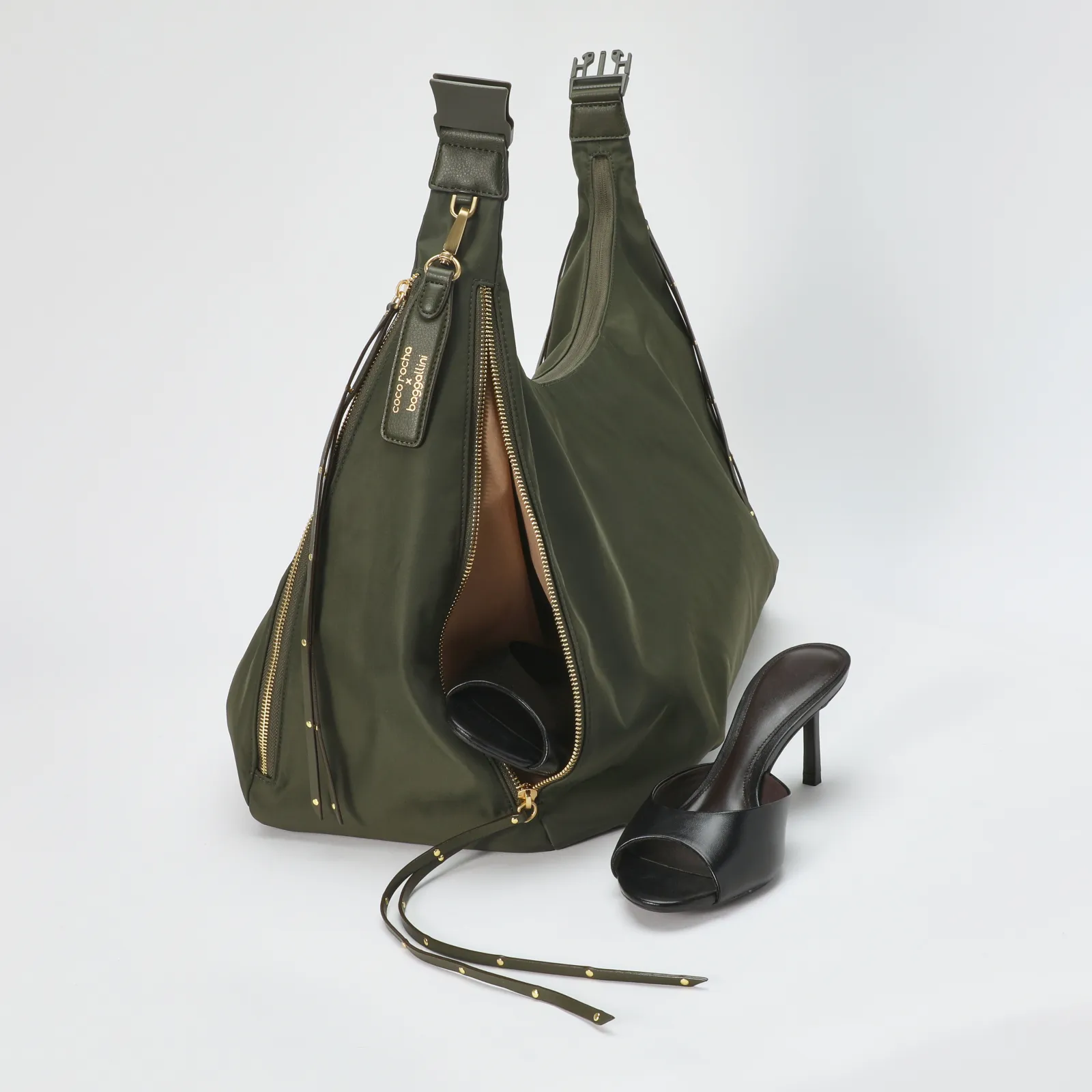The bag features convenient zippered side pockets.