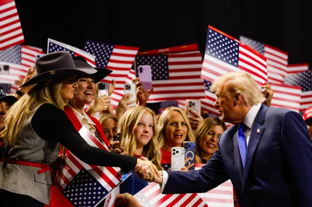 Donald Trump's popularity rating changes in the Midwest 1 President Donald Trump greets attendees as he walks on stage to speak on the first day of the 2026 Republican National Convention at the American Airlines Center on September 09, 2026 in Dallas, Texas. U.S.