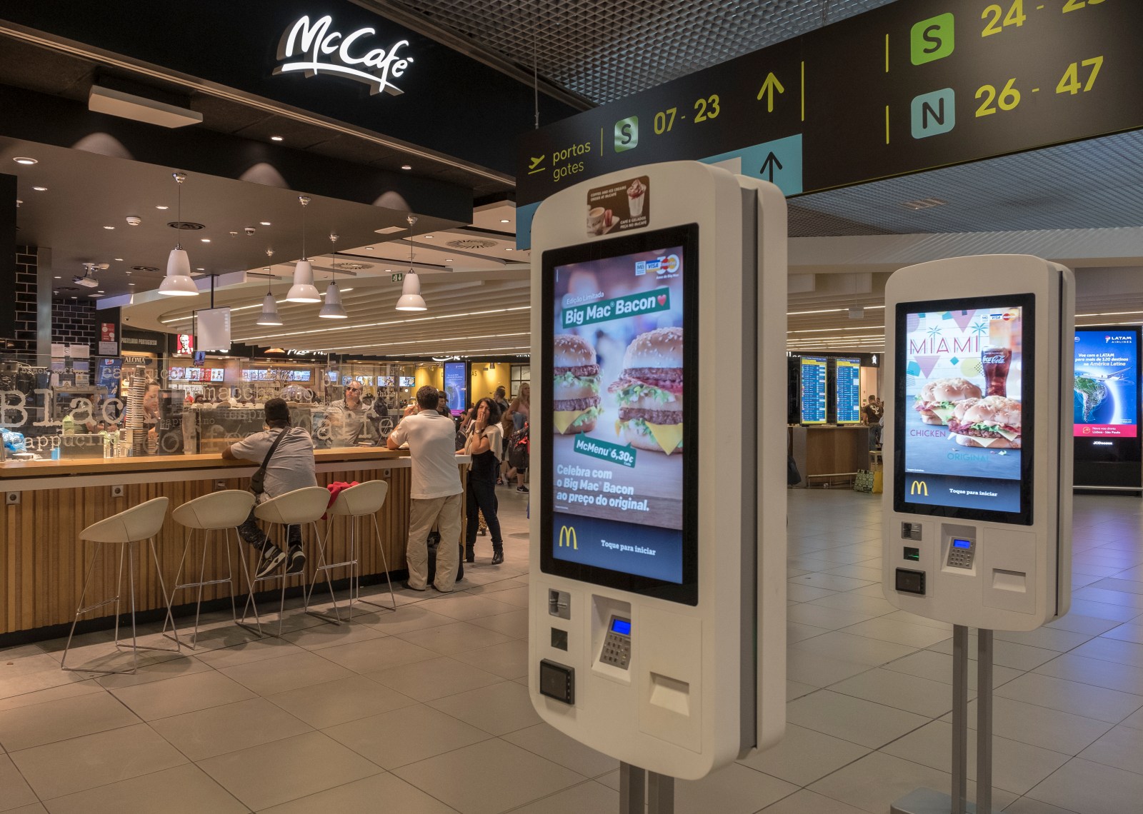 newsweek.com - Anna Rahmanan - The great restaurant paradox: AI is making old-fashioned service cool