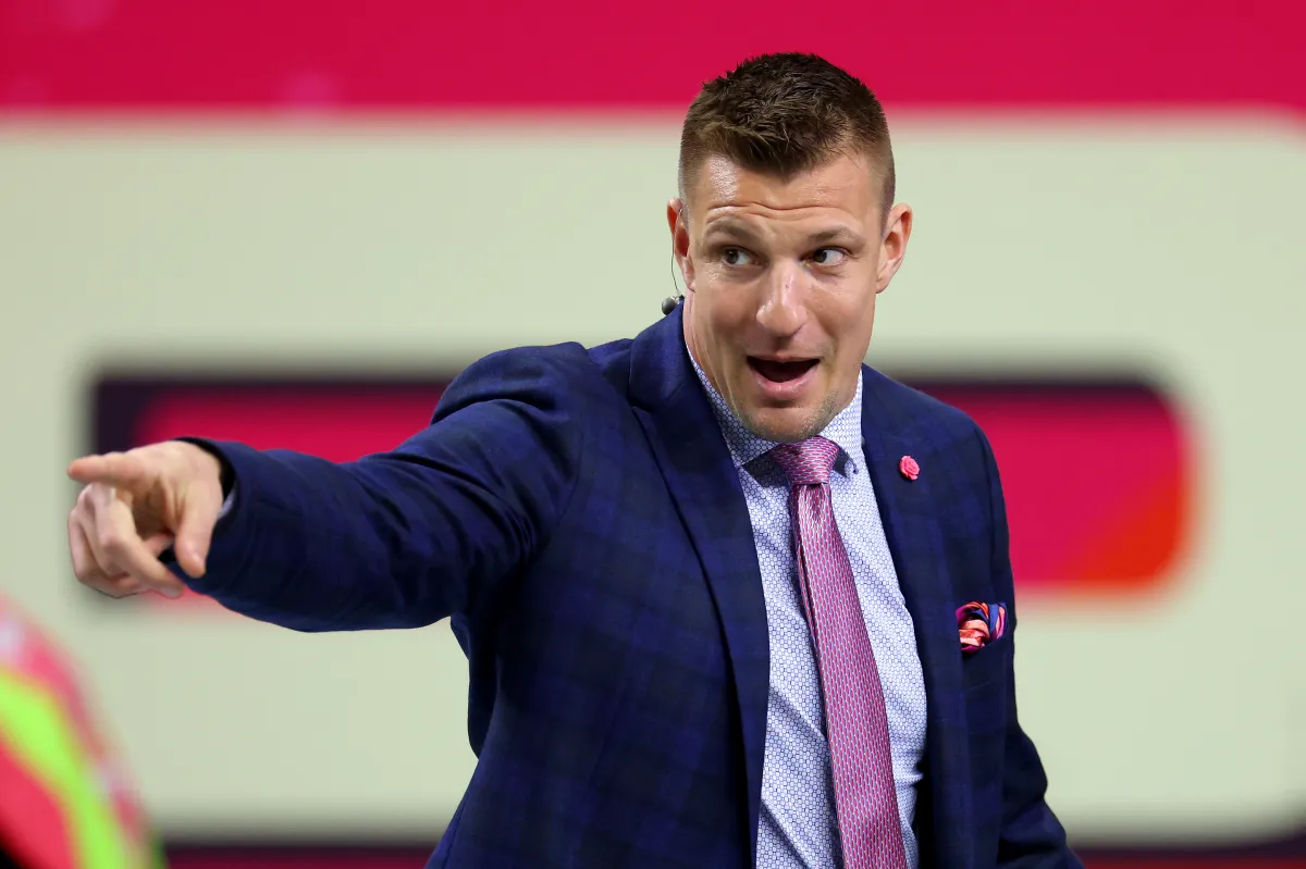 Rob Gronkowski analyzing NFL tight ends on Fox Sports set