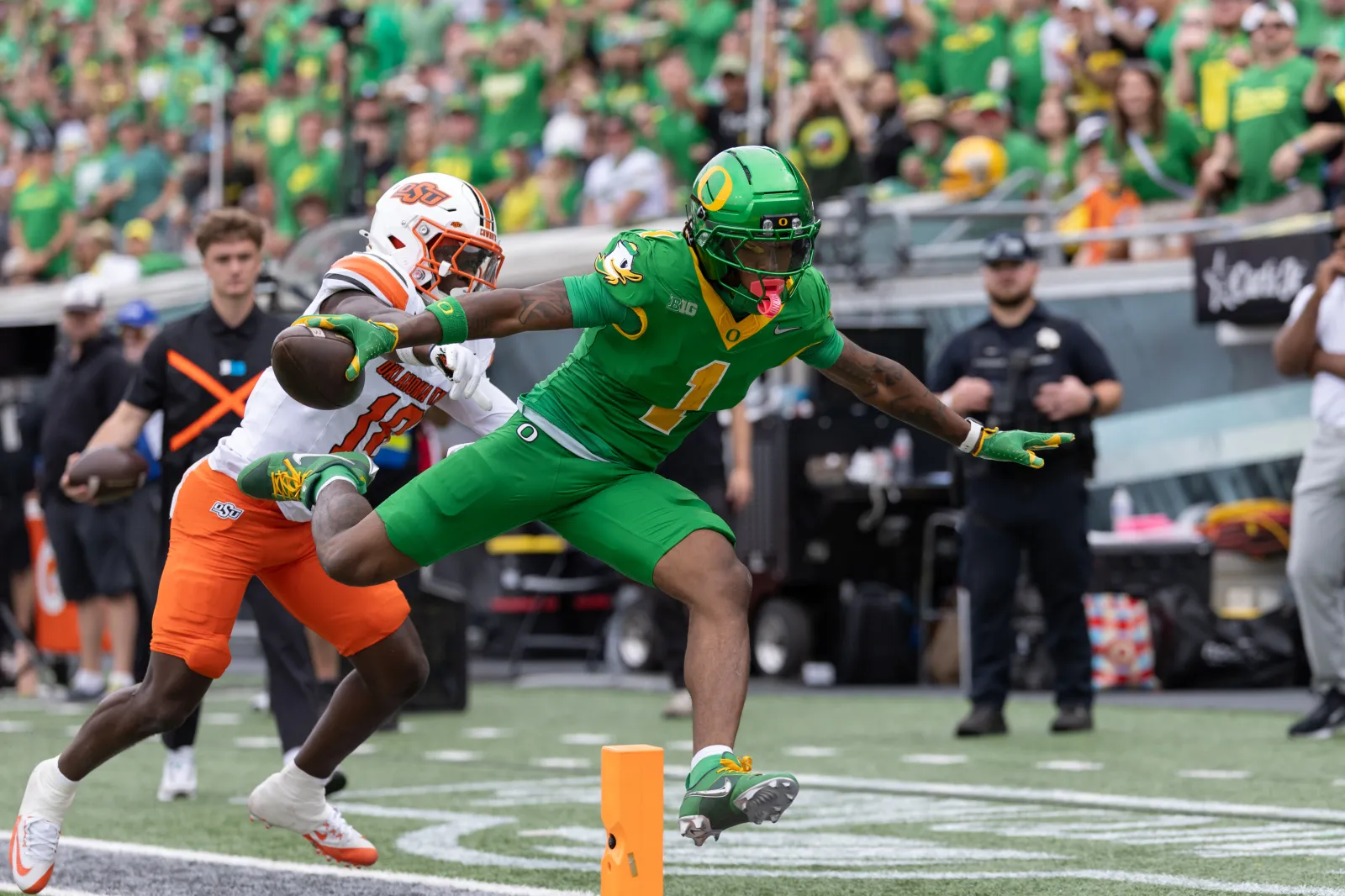 Dakorien Moore #1 of the Oregon Ducks