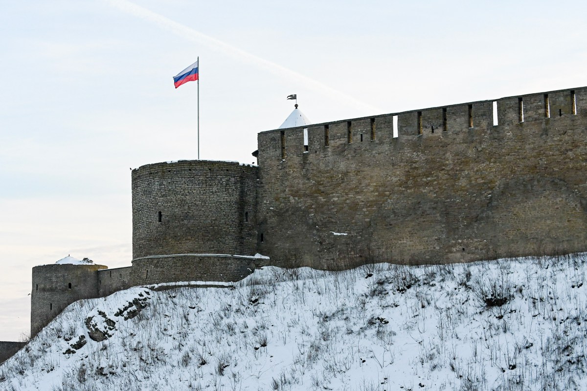 How Putin's Invasion of NATO Could Unfold as Estonia Border Closed