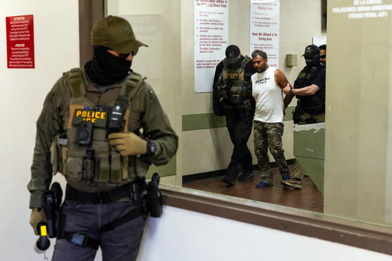 Image for article: Trump Dealt New Data-Sharing Blow in IRS-ICE Fight Ahead of Midterms