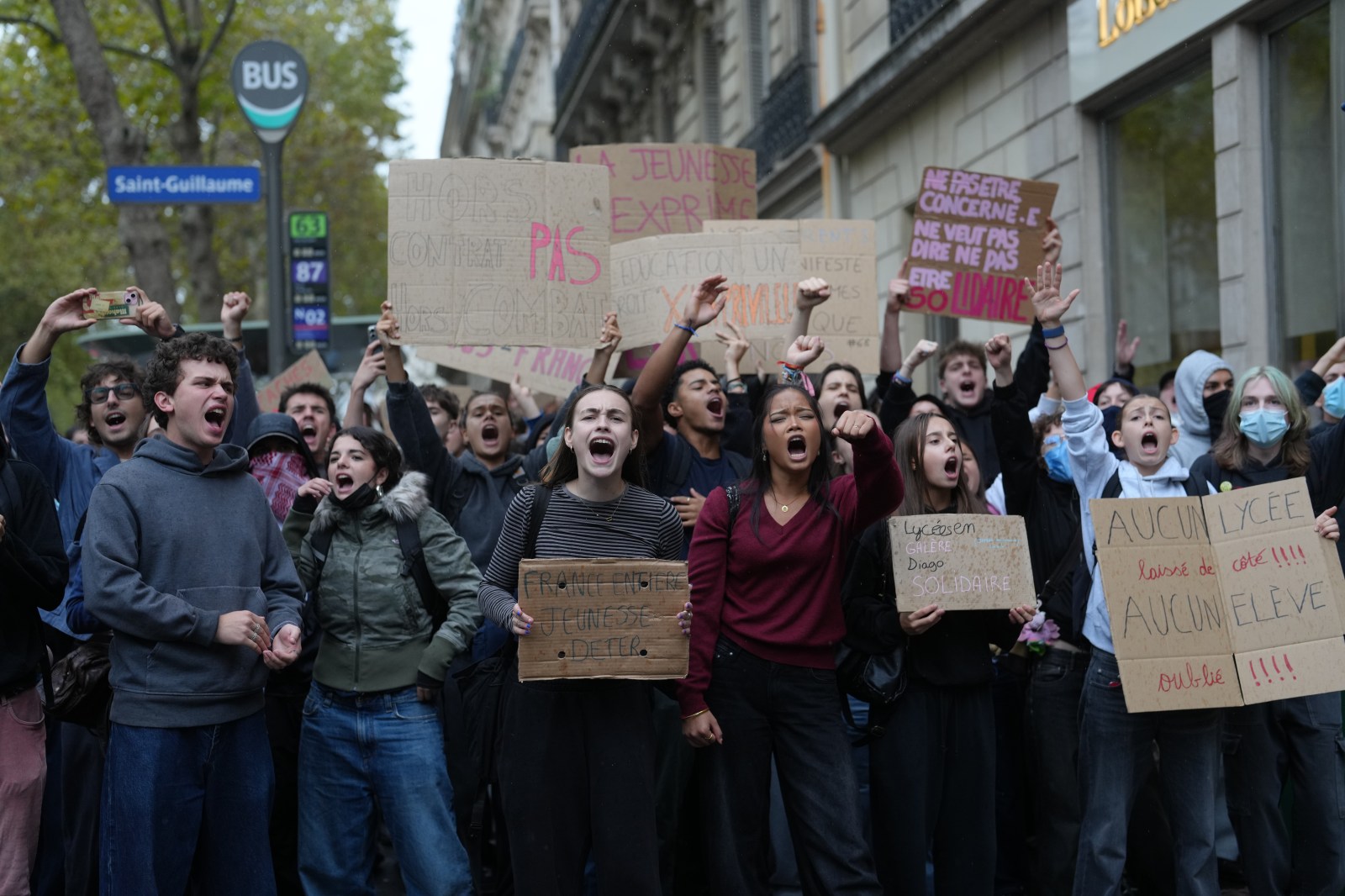 Trump blames French unrest on migration, Islam