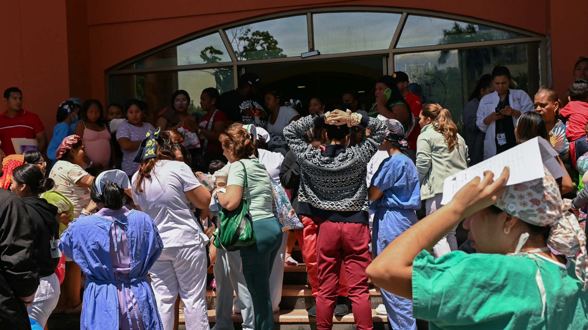 Massive 7.6 Earthquake Shakes Buildings Across Panama