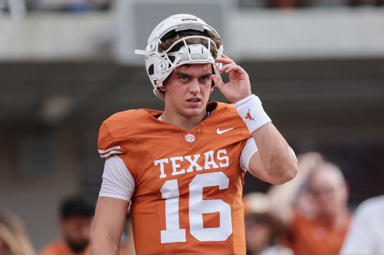 Arch Manning #16 of the Texas Longhorns.