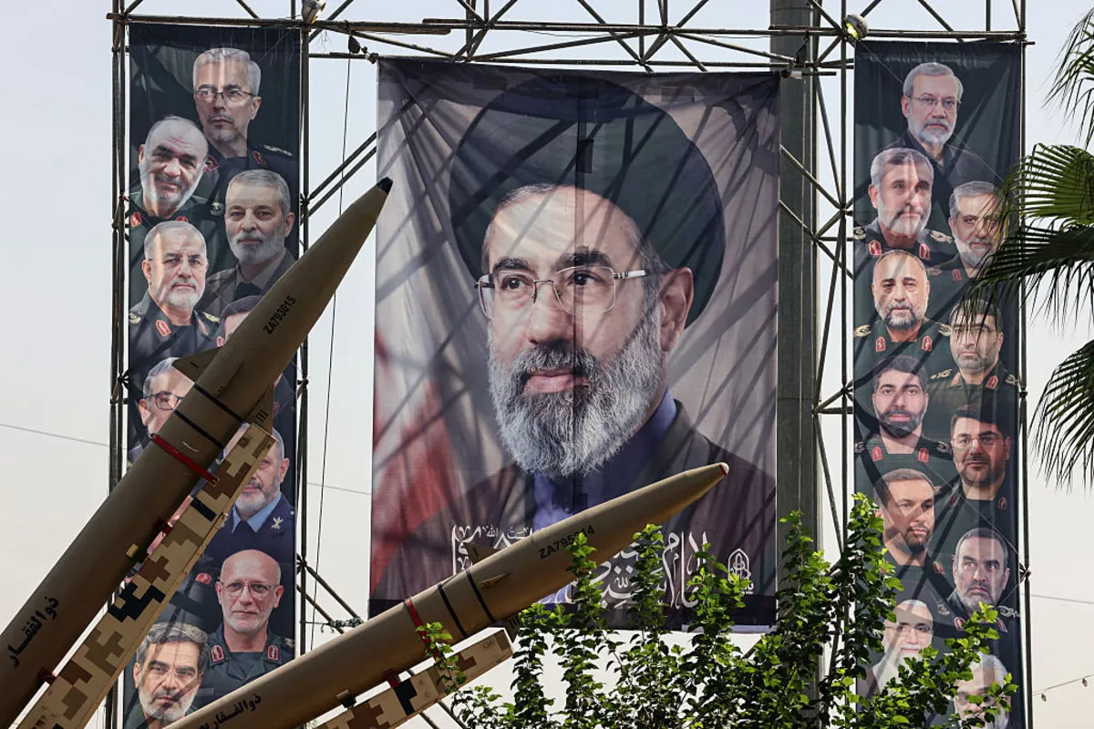 موشک‌های ساخت ایران از نوع ذوالفقار در کنار پرتره مجتبی خامنه‌ای، رهبر عالی ایران، در ۲۸ سپتامبر ۲۰۲۶ در تهران به نمایش گذاشته شده است.