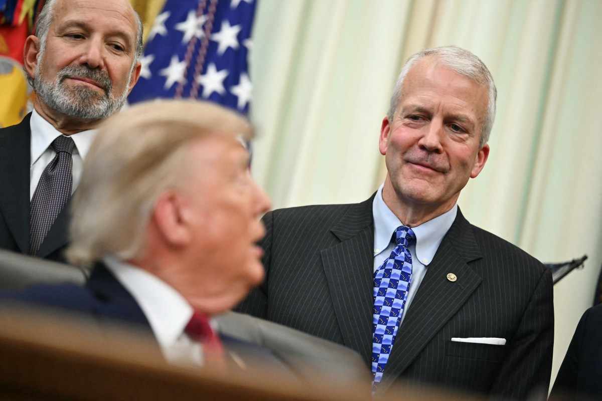 Dan Sullivan at Risk: How Midterm Headwinds Compare to His 2020 Alaska Win