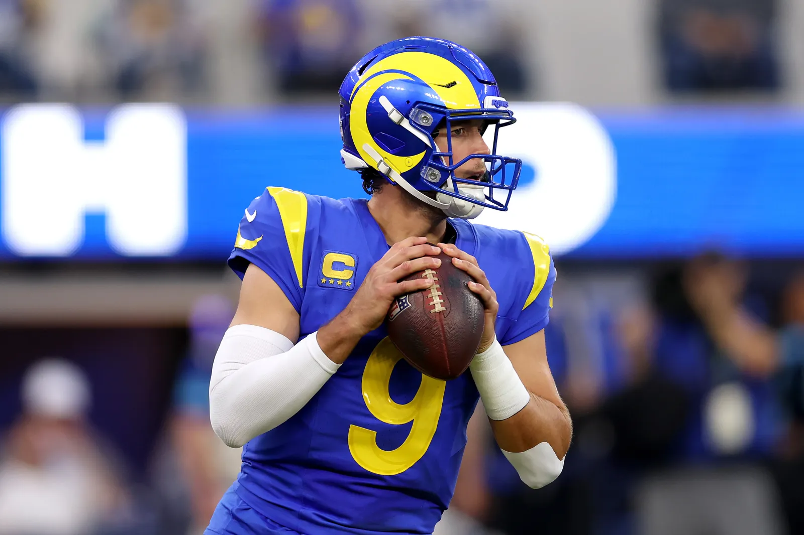 Los Angeles Rams quarterback Matthew Stafford prepares to throw against Buffalo Bills