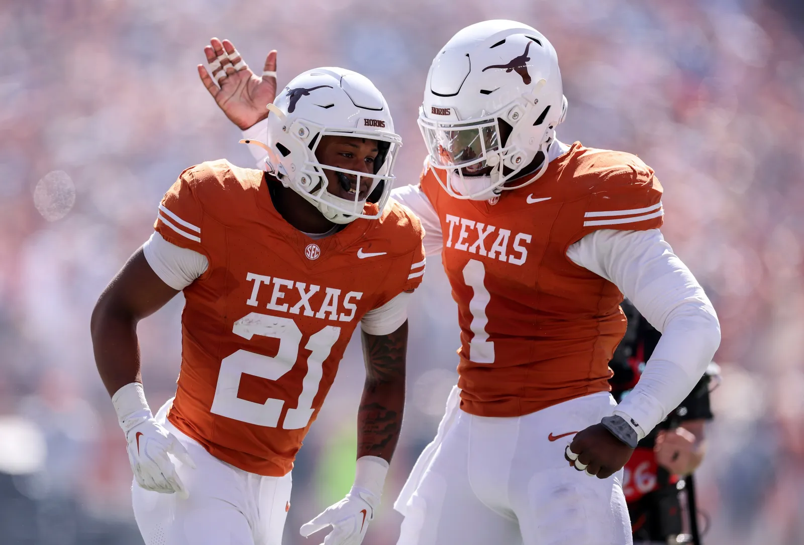 AUSTIN, TEXAS – OCTOBER 17: Colin Simmons #1 of the Texas Longhorns congratulates Ryan Niblett #21 after a return for a touchdown in the first half against the Florida Gators at Darrell K Royal-Texas Memorial Stadium on October 17, 2026 in Austin, Texas. (Photo by Tim Warner/Getty Images)